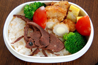 角は3本アトラスオオカブトムシ弁当